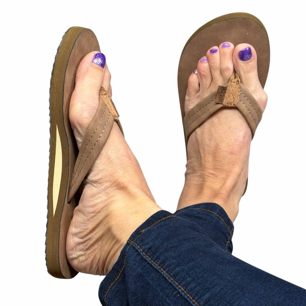 NWOT Rockin Footwear Light Brown/Tan Flip Flop Sandals - Size 6